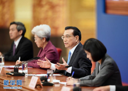 　　3月15日，国务院总理李克强在北京人民大会堂与中外记者见面，并回答记者提问。 新华社记者陈晔华摄