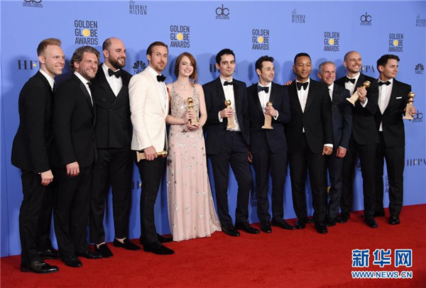 这是2017年1月9日，在美国好莱坞贝弗利山，《爱乐之城》剧组出席第74届美国电影电视金球奖颁奖典礼的资料照片。.jpg