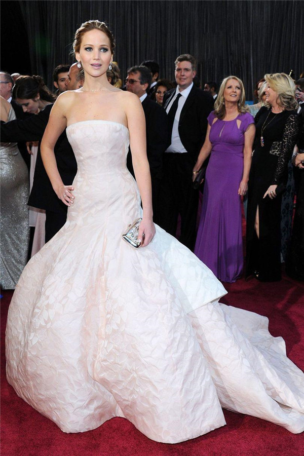 2013年，詹妮弗·劳伦斯凭借电影《乌云背后的幸福线》，获得第85届奥斯卡最佳女主角的殊荣.jpg
